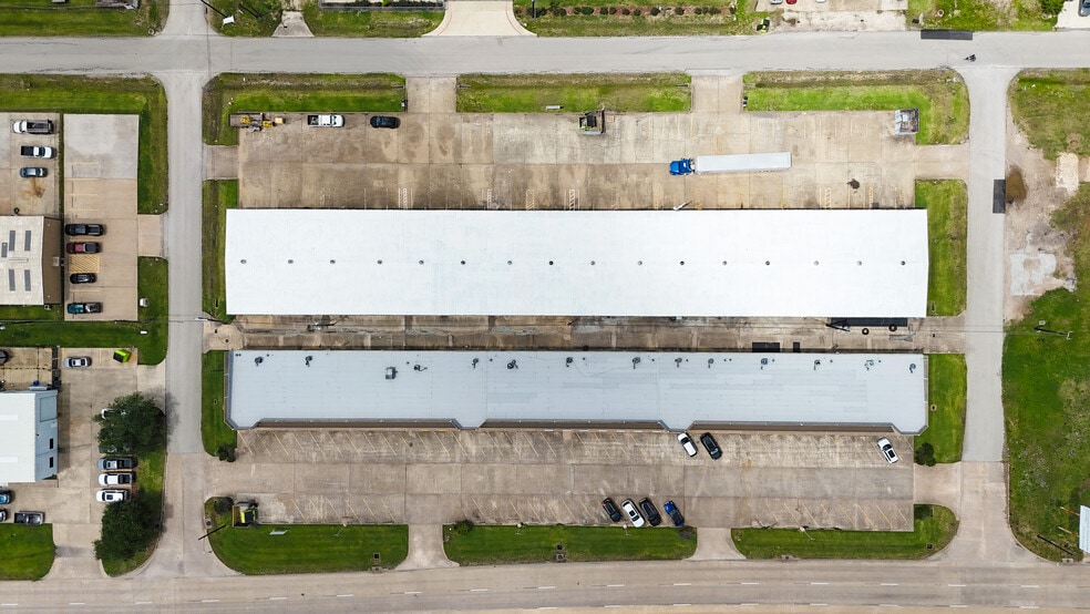 La Porte Business Park portfolio of 2 properties for sale on LoopNet.ca - Building Photo - Image 2 of 14