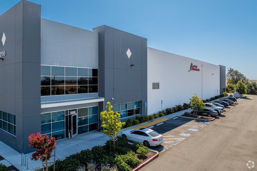 2195 Huntington Dr, Fairfield, CA à louer - Photo du bâtiment - Image 2 de 3