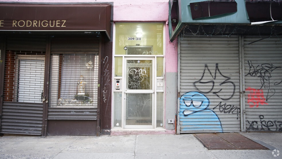 311 Bedford Ave, Brooklyn, NY for lease - Building Photo - Image 2 of 16