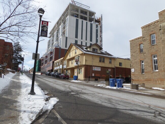 Plus de détails pour 72 Mill St, Halton Hills, ON - Bureau à vendre