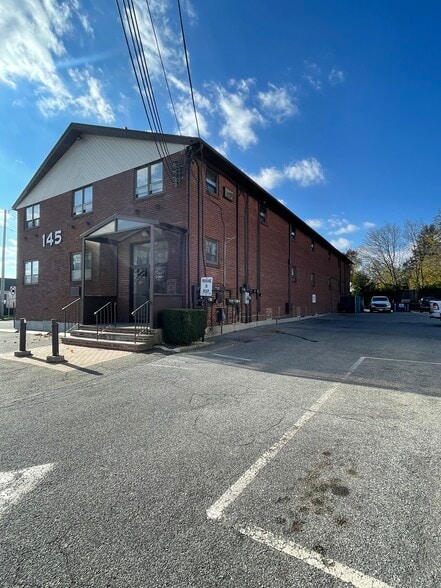 145 Commack Rd, Commack, NY à louer - Photo principale - Image 1 de 8