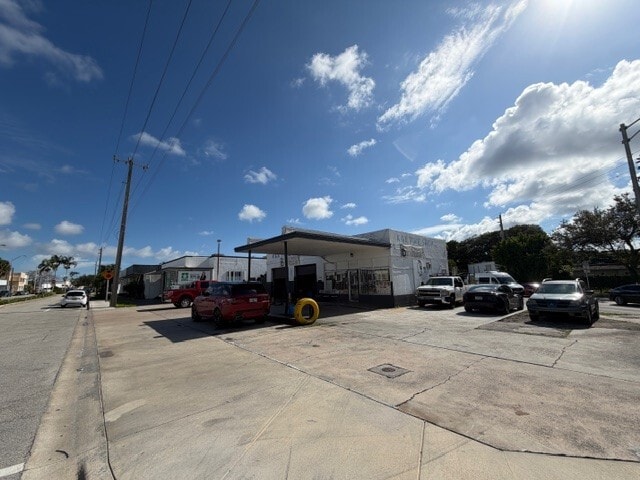 12305 W Dixie Hwy, North Miami, FL for lease - Building Photo - Image 3 of 9