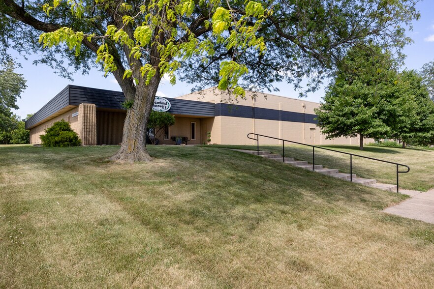 2860 Industrial Park Rd, Iowa City, IA à vendre - Photo du bâtiment - Image 1 de 33