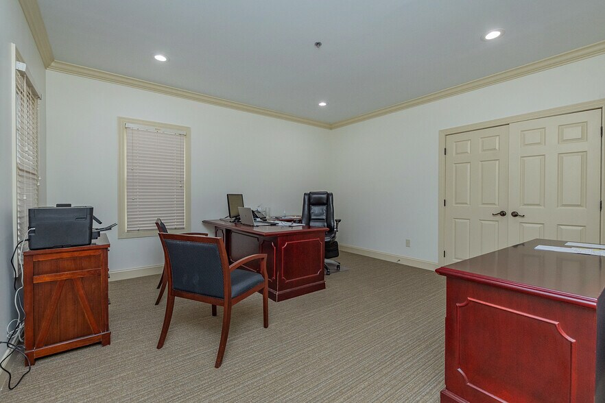 3907 N Elm St, Greensboro, NC à vendre - Photo du bâtiment - Image 3 de 9