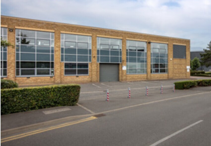 391 Edinburgh Ave, Slough à louer - Photo du bâtiment - Image 3 de 4