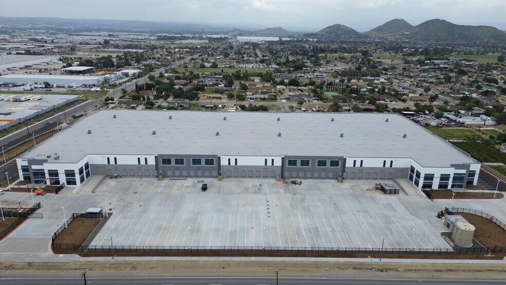19275 Slover Ave, Bloomington, CA à louer - Photo du bâtiment - Image 3 de 5