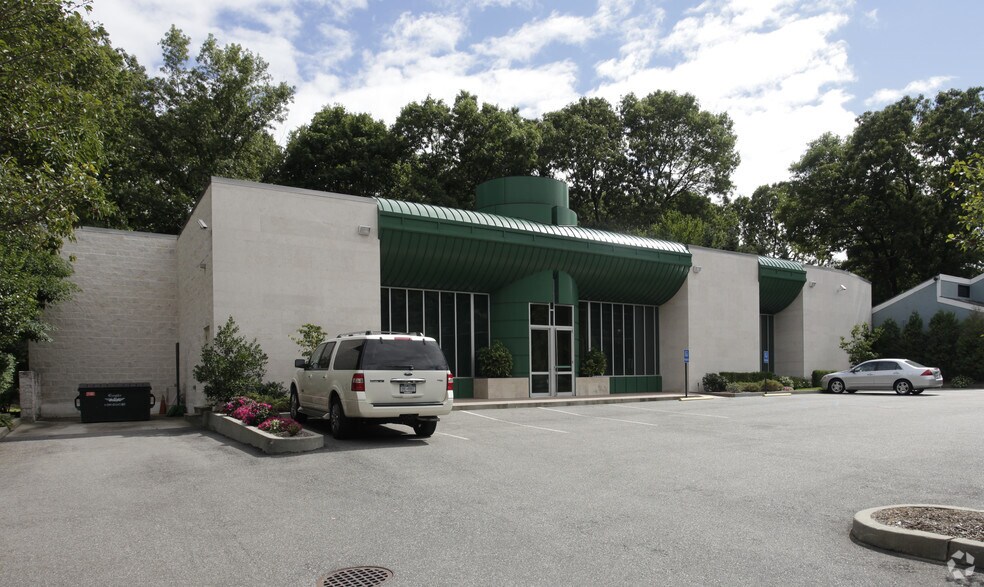 864 W Jericho Tpke, Huntington, NY for lease - Primary Photo - Image 1 of 27