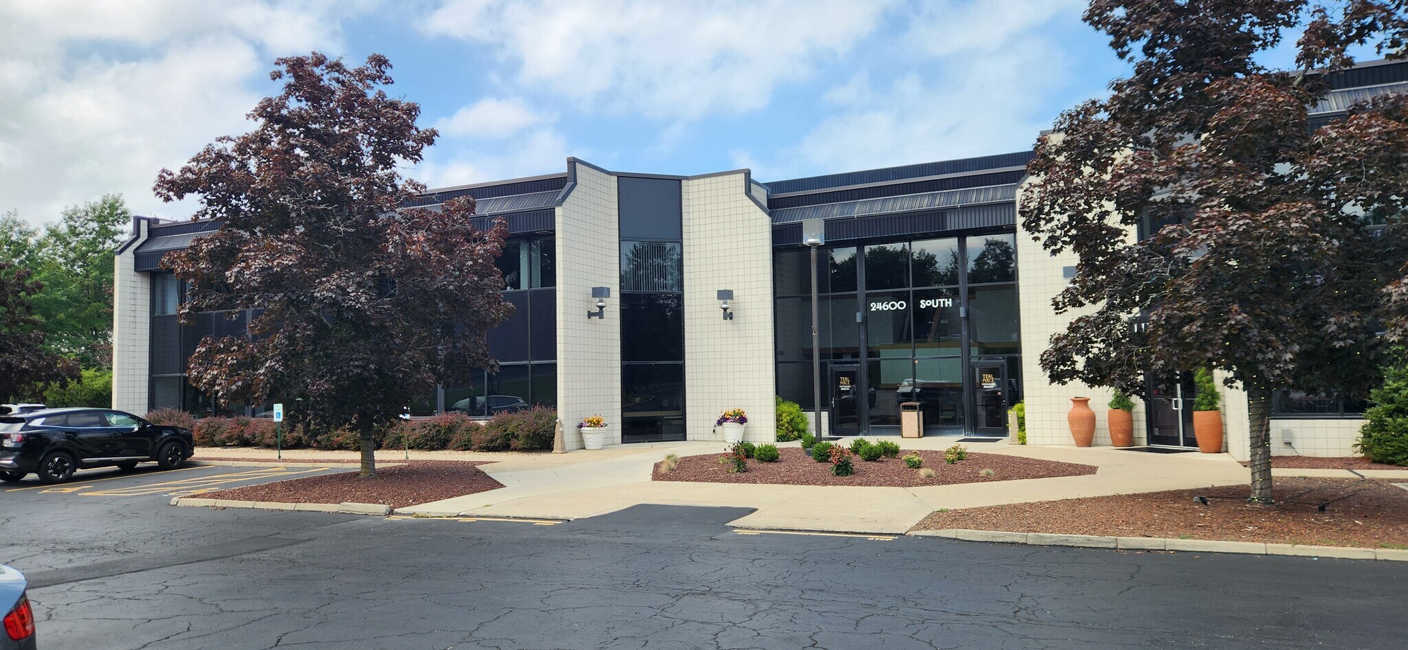 24600 Detroit Rd, Westlake, OH à louer Photo du bâtiment- Image 1 de 11