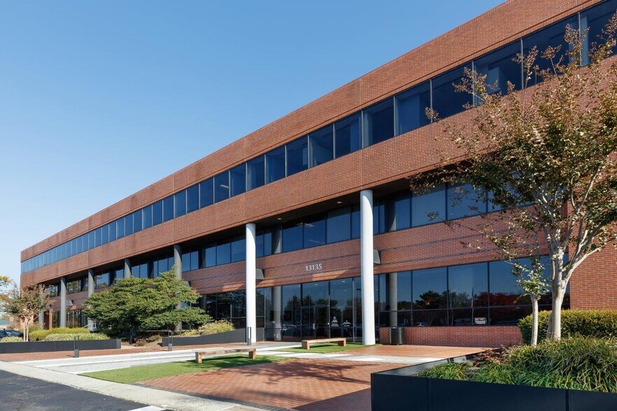 13135 Lee Jackson Memorial Hwy, Fairfax, VA à louer - Photo du bâtiment - Image 2 de 16