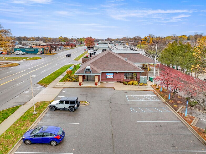 27621 Warren Rd, Garden City, MI à louer - Photo du bâtiment - Image 3 de 48