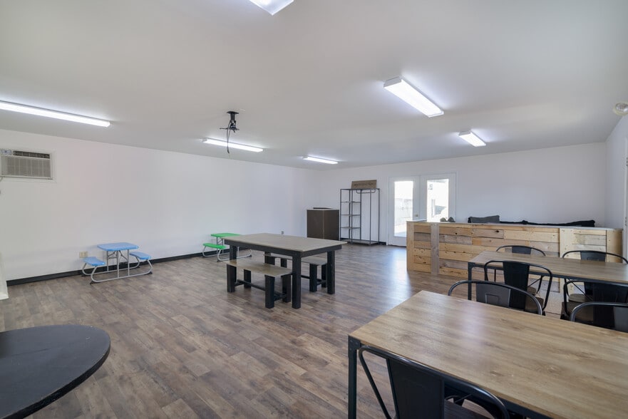 402 Worth St, Mount Airy, NC for sale - Interior Photo - Image 3 of 20
