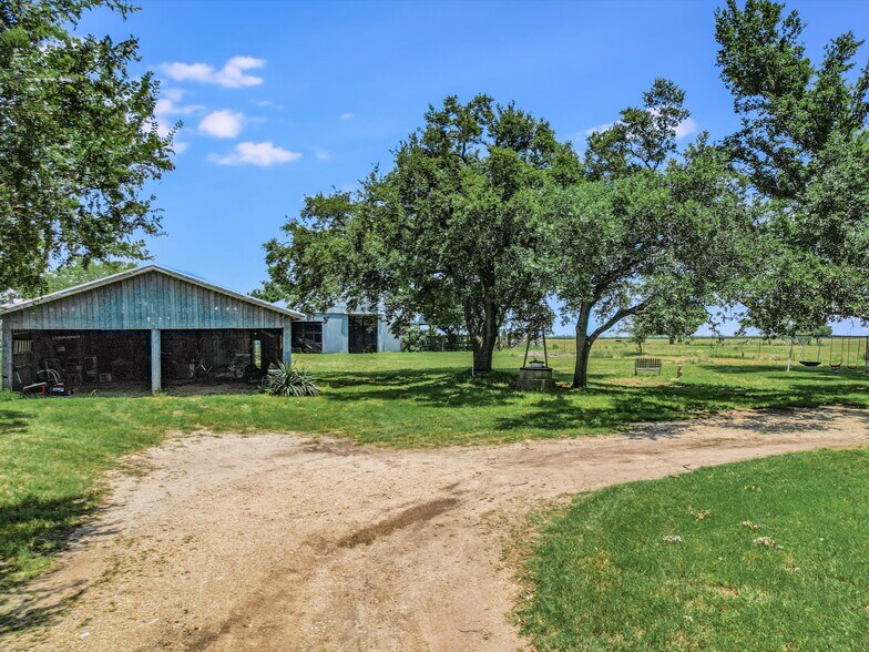 16421 SH-95, Coupland, TX à vendre - Photo du bâtiment - Image 3 de 11