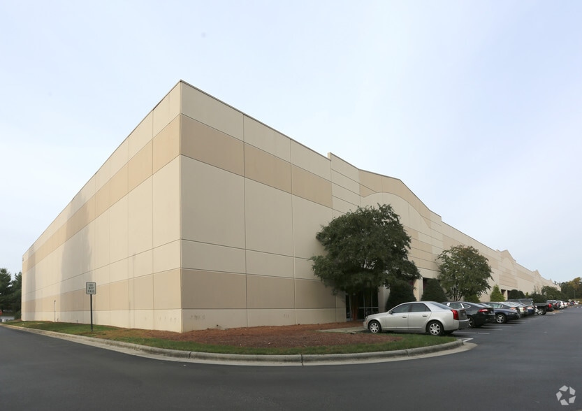 488 Gallimore Dairy Rd, Greensboro, NC for lease - Building Photo - Image 3 of 14