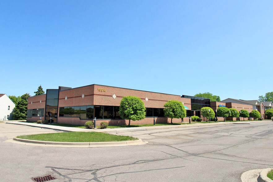 15918 19 Mile Rd, Clinton Township, MI for lease - Building Photo - Image 1 of 5