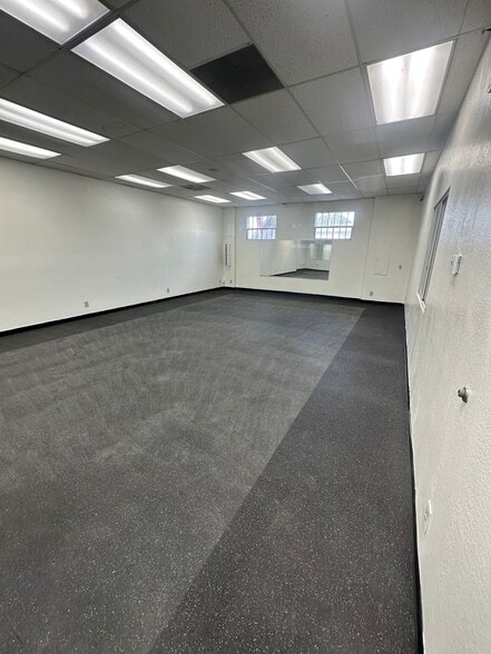 501 W 17th St, Santa Ana, CA for lease - Building Photo - Image 2 of 30