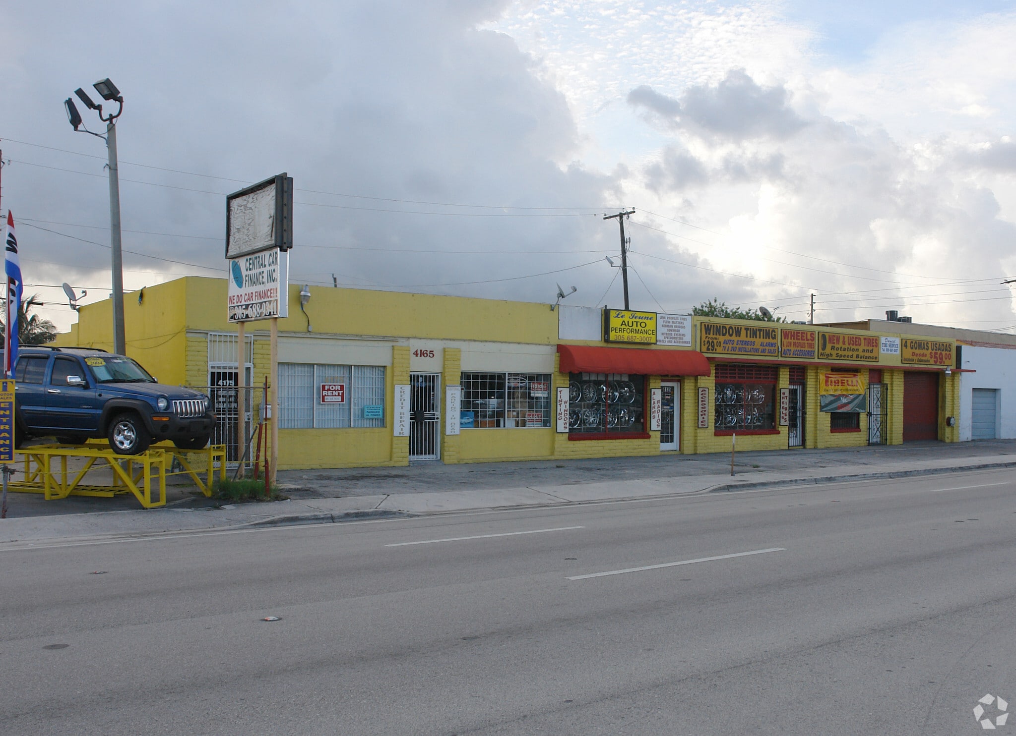 4135-4175 E 8th Ave, Hialeah, FL for lease Primary Photo- Image 1 of 5