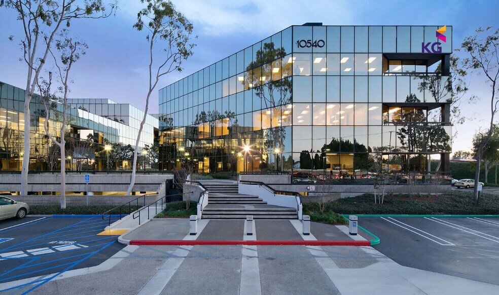 10540 Talbert Ave, Fountain Valley, CA à louer - Photo du bâtiment - Image 1 de 18