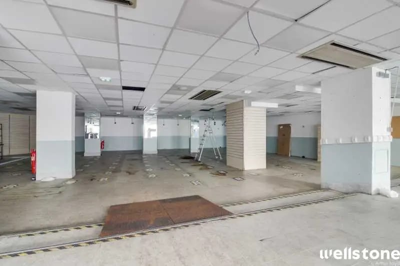 Office/Retail in Paris for lease - Interior Photo - Image 3 of 8