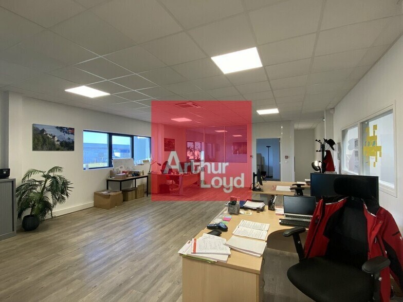 Flex in Servon for lease - Interior Photo - Image 3 of 5