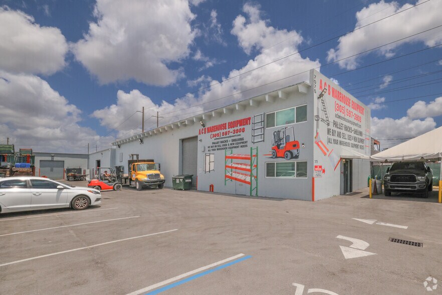 7075 NW 74th St, Medley, FL à louer - Photo du bâtiment - Image 3 de 5
