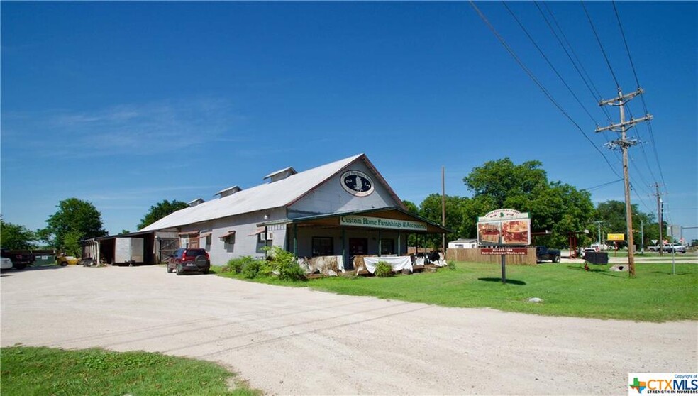 17050 San Marcos Hwy, Martindale, TX à vendre - Photo principale - Image 1 de 1