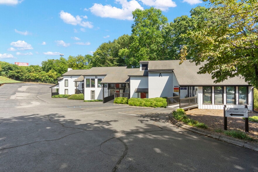 870 Wade Hampton Blvd, Greenville, SC for lease - Building Photo - Image 2 of 3