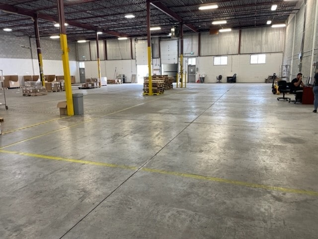 5400-5490 Boul Thimens, Saint-Laurent, QC for lease - Interior Photo - Image 3 of 3