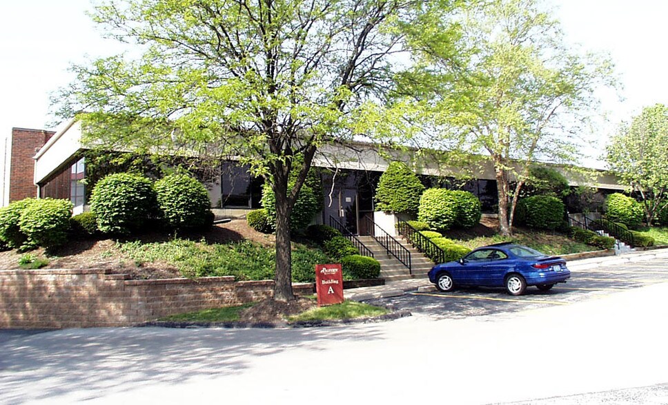 2204-2232 Welsch Industrial Ct, Saint Louis, MO à louer - Photo du bâtiment - Image 2 de 11