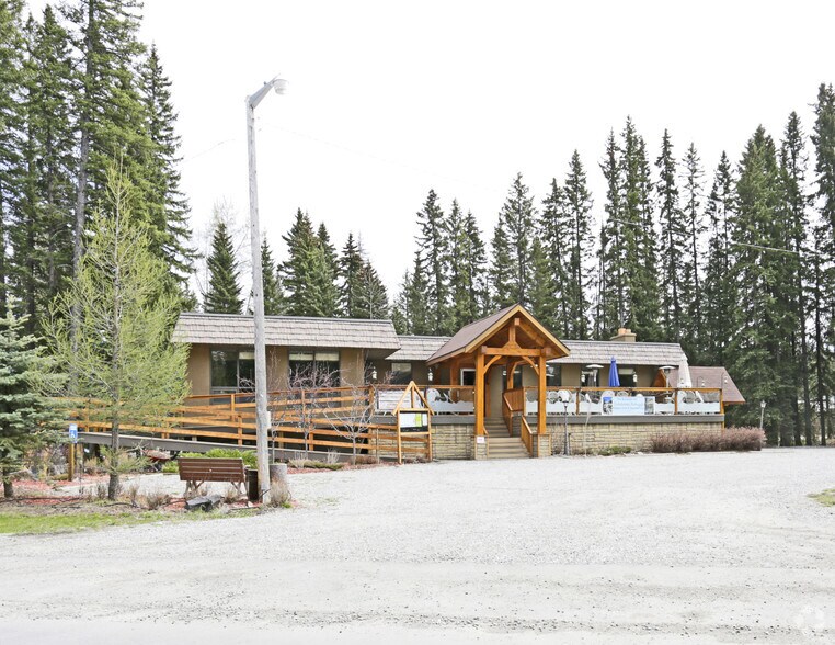 75 White Ave, Rocky View No 44, AB à vendre - Photo du bâtiment - Image 2 de 3