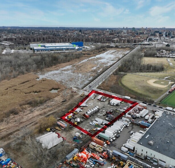 13105 23rd Ave, College Point, NY à louer - Aérien - Image 3 de 4