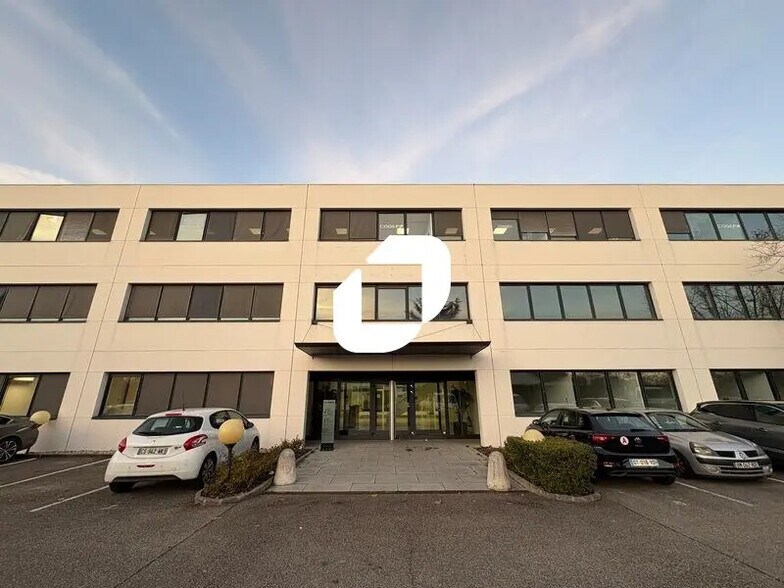 23 Rue Maryse Bastié, Bron à louer - Photo du bâtiment - Image 3 de 22