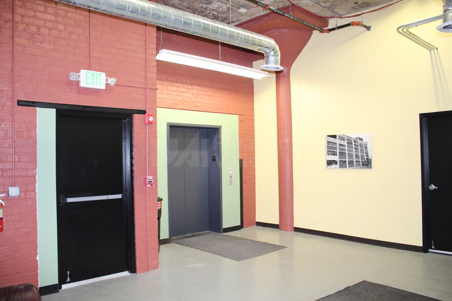 1025 S Broadway St, Akron, OH à louer - Photo intérieure - Image 3 de 7