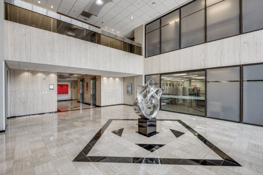4100 Alpha Rd, Dallas, TX à louer - Hall d’entrée - Image 3 de 19