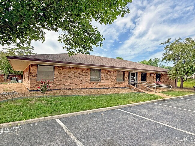 More details for 2900 Frank Scott Pky W, Belleville, IL - Office for Sale