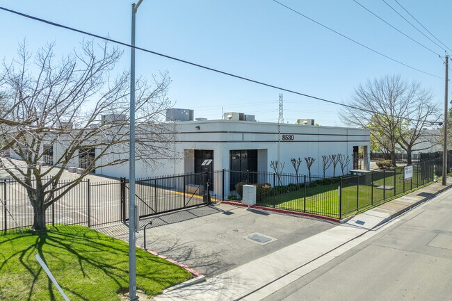 Plus de détails pour 8530 Fruitridge Rd, Sacramento, CA - Industriel à louer