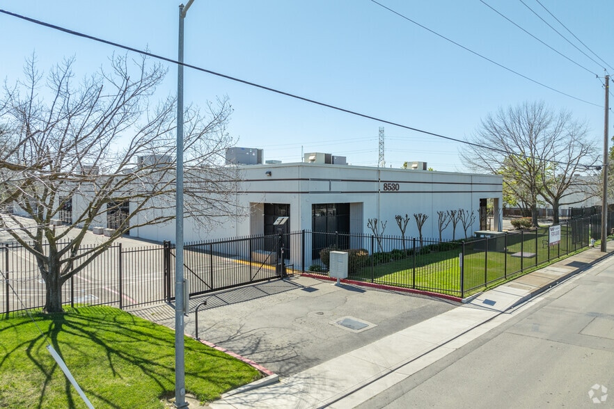 8530 Fruitridge Rd, Sacramento, CA for lease - Primary Photo - Image 1 of 25
