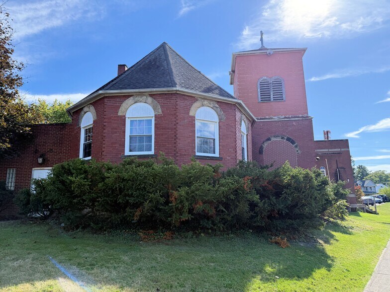 720 E River St, Elyria, OH à vendre - Photo du bâtiment - Image 2 de 8
