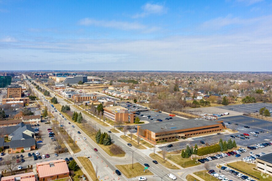 1650 W Big Beaver Rd, Troy, MI à vendre - Aérien - Image 2 de 6