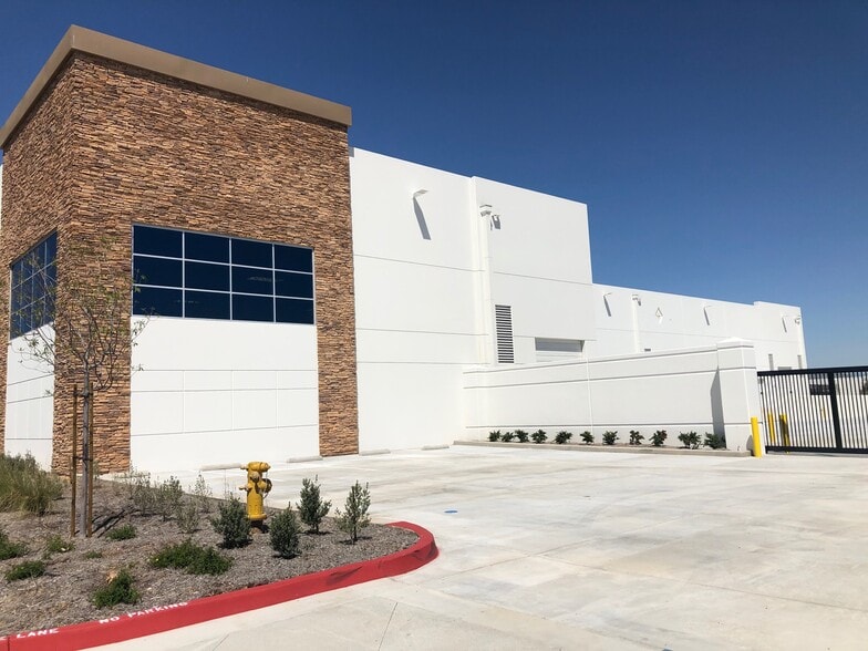 212 Markham St, Perris, CA for lease - Building Photo - Image 3 of 19