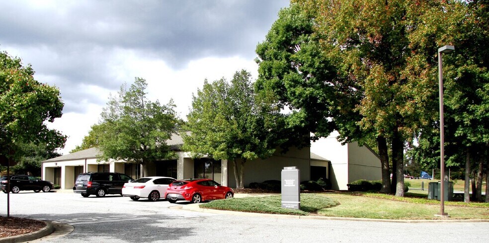 2722 N Church St, Greensboro, NC à louer - Photo du bâtiment - Image 2 de 9