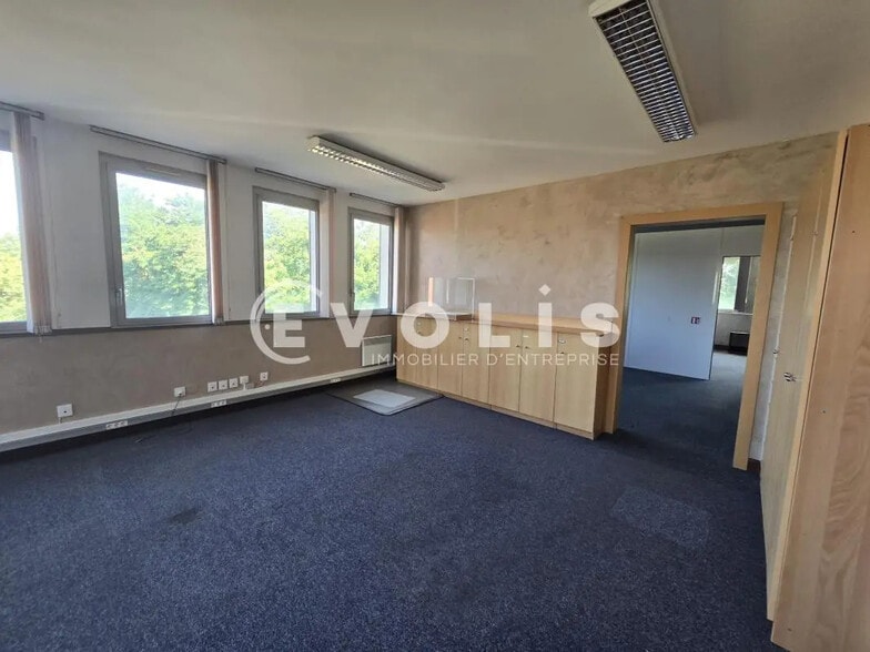 Office in Igny for lease - Interior Photo - Image 3 of 9