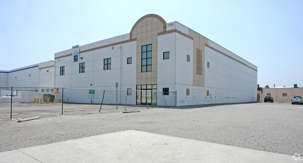 3288 E Vernon Ave, Vernon, CA for lease - Building Photo - Image 3 of 7