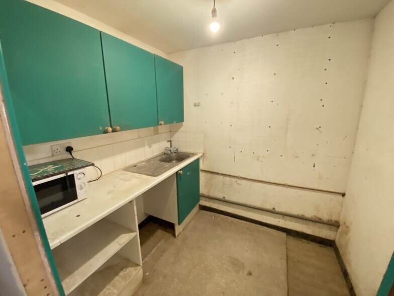 20B Hanworth Rd, Hounslow for sale - Interior Photo - Image 3 of 29