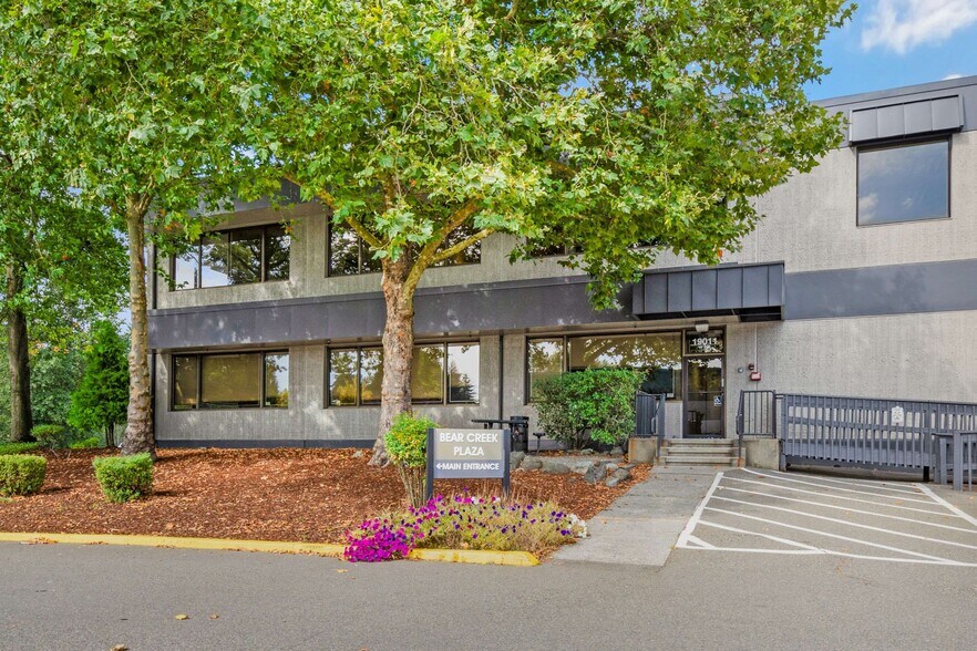 19011 Woodinville Snohomish Rd NE, Woodinville, WA à louer - Photo du bâtiment - Image 3 de 8