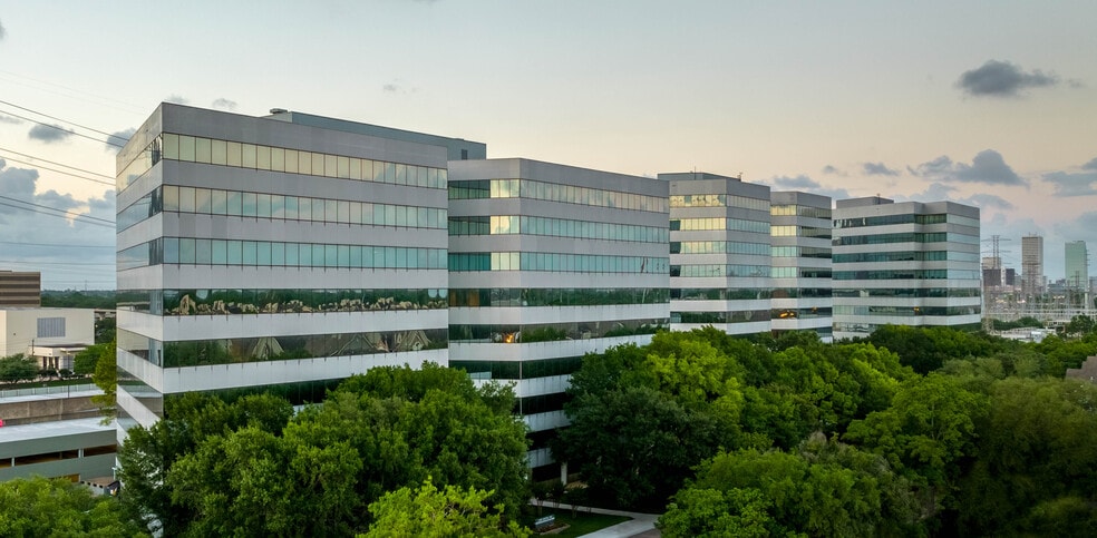 4828-4888 Loop Central Dr, Houston, TX for lease - Building Photo - Image 2 of 37