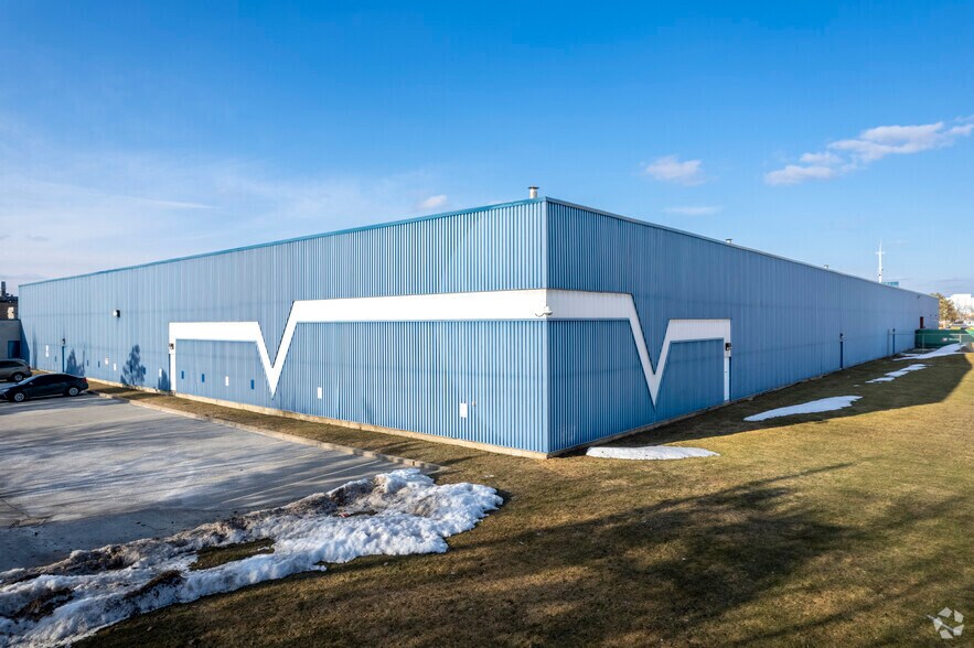 35 Regan Rd, Brampton, ON à louer - Photo du bâtiment - Image 2 de 5