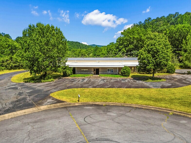 235 Commerce St, Brevard, NC à vendre - Photo du bâtiment - Image 2 de 15