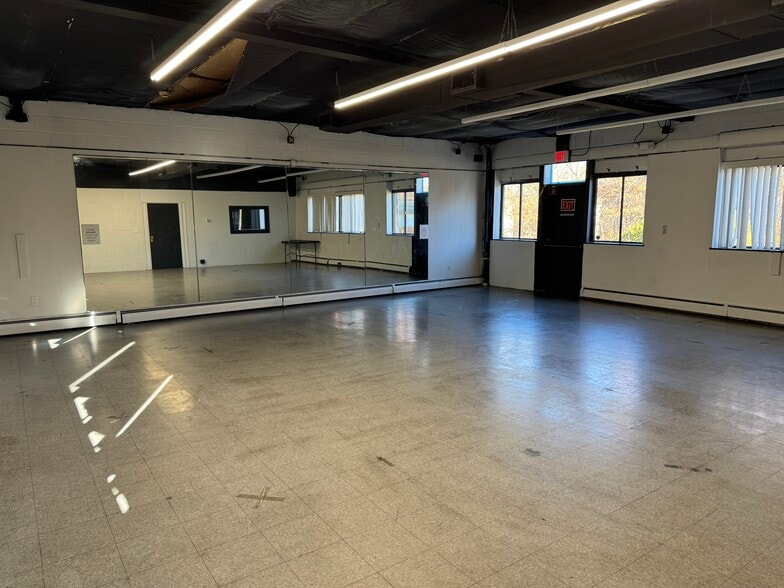 48 Silas Deane Hwy, Wethersfield, CT à louer - Photo du bâtiment - Image 3 de 13