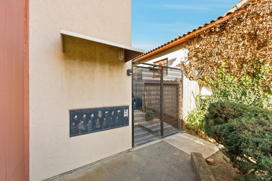 528 Grand Ave, South San Francisco, CA à vendre - Photo du bâtiment - Image 2 de 16