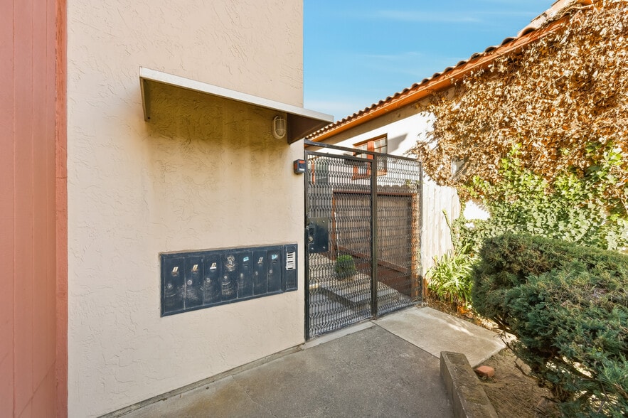 528 Grand Ave, South San Francisco, CA à vendre - Photo du bâtiment - Image 2 de 16